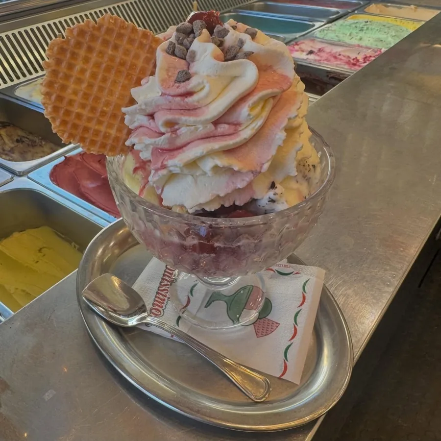 Eisbecher vor der Vitrine