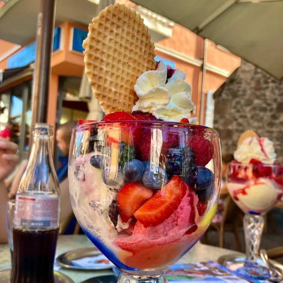 Eisbecher mit frischen Beeren